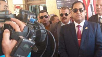 محافظ الغربية يدلى بصوته في لجنة الوافدين بمدرسة محمد فريد بطنطا