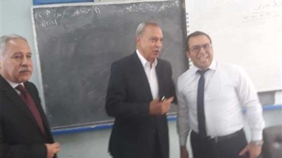 محافظ قنا يتفقد اللجان ويدلي بصوته