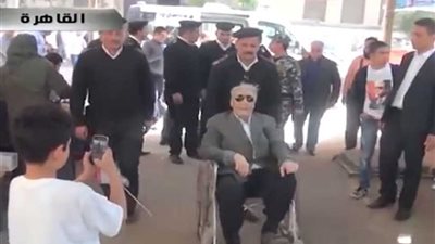 الداخلية تقوم بدورها الإنساني بنقل كبار السن للجان الانتخابات (فيديو)