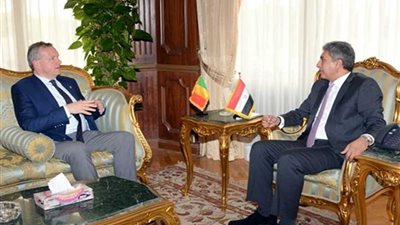 وزير الطيران المدني يستقبل سفير المجر بالقاهرة