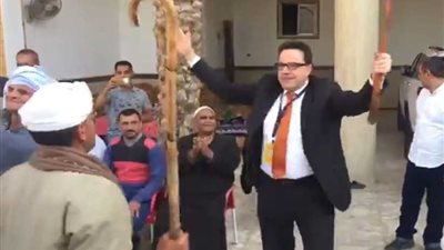 مراقب أمريكي يرقص علي نغمات المزمار البلدي بالمنوفية (فيديو)