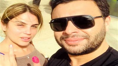 رامي صبري وزوجته يدليان بصوتيهما في المعادي (صور