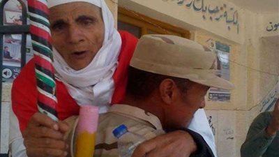 خادم مسجد يدلي بصوته محمولًا على الأكتاف