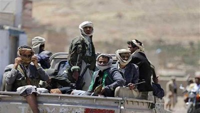 مليشيا الحوثي تسرق النفط من أنبوب غرب اليمن وتبيعه للمزارعين