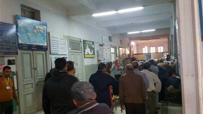 المنايفة يحتشدون أمام اللجان الانتخابية