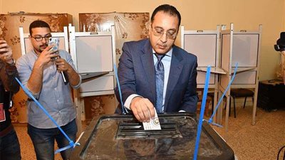 وزير الإسكان يُدلي بصوته بالشيخ زايد