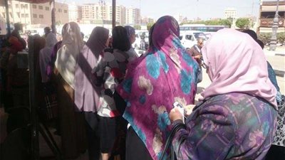 سيدة عجوز من الصعيد ترفق رسالة إلى السيسي بورقة انتخابها