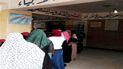 احتشاد الناخبين مبكرا أمام اللجان بالمنوفية
