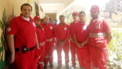 متطوعو الهلال الأحمر يقدمون المساعدة للناخبين