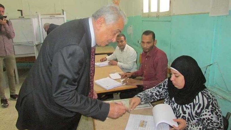 عاشور يدلي بصوته