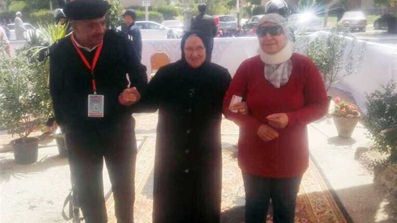 رجال الداخلية يساعدون