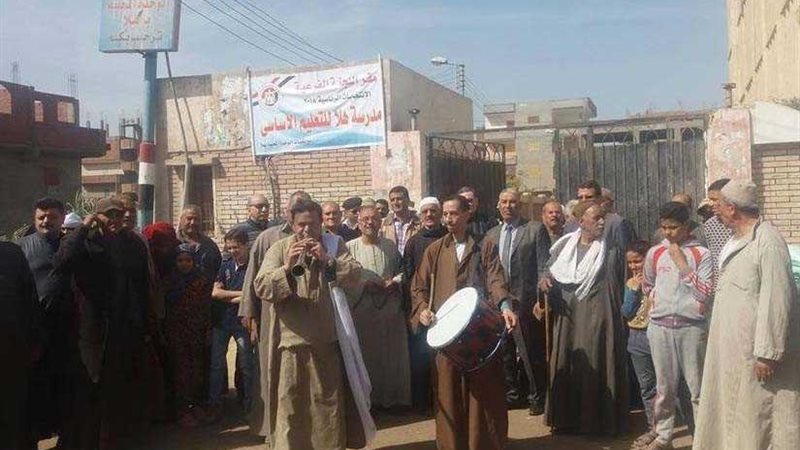 مزمار بلدي أمام إحدى