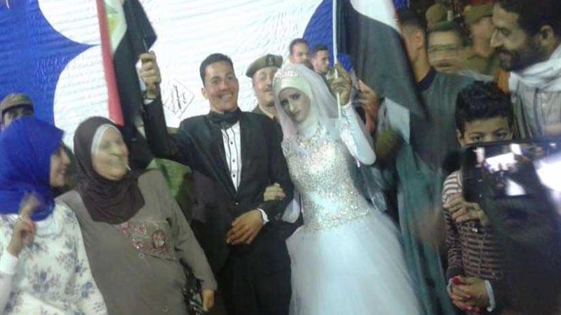 عروسان والمهنئو​ن