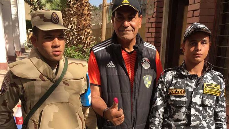 فكري صالح يدلي بصوته