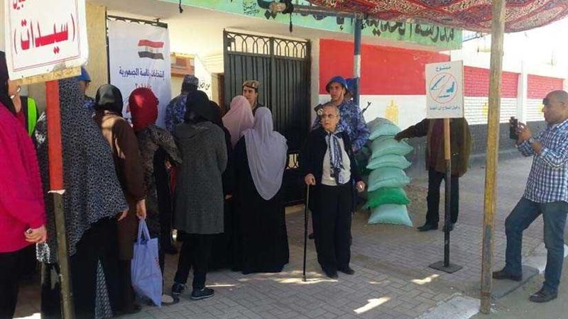 توافد آلاف المواطنين