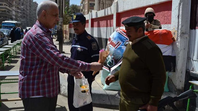 وردة لضباط تأمين