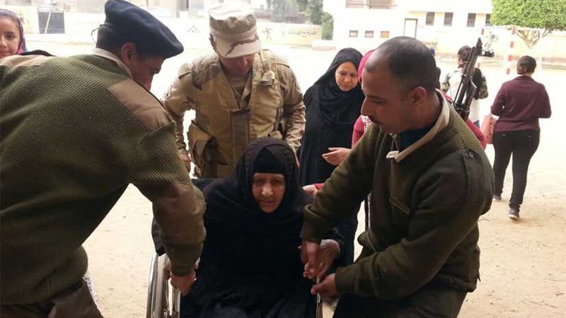 قوات التأمين تحمل