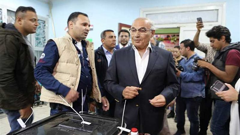 شفيق أثناء التصويت: