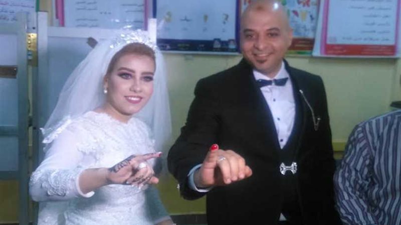 عروسان يدليان بصوتيهما