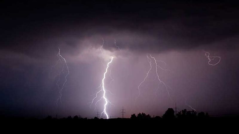 رياح وبرق وأمطار