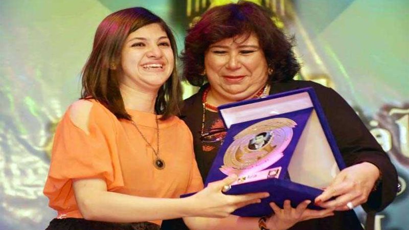 وزيرة الثقافة تسلم