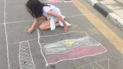 بالفيديو والصور.. أطفال الرحاب يحتفلون أمام اللجان برسم علم مصر