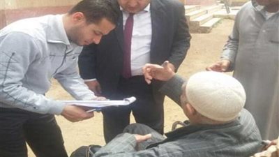 قاضٍ يساعد مواطنًا على الإدلاء بصوته خارج اللجنة بالدقهلية
