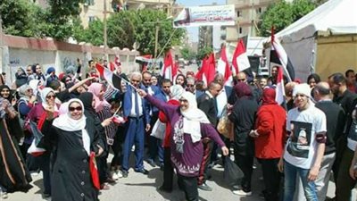 موظفو تعليم القاهرة يحتشدون باللجان للتصويت (صور)