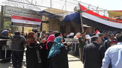 بالصور.. إقبال كثيف على لجان الانتخابات بطرة البلد
