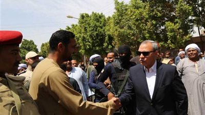 محافظ قنا يتفقد اللجان الانتخابية (صور)