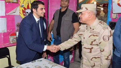 القائد العام ورئيس أركان حرب القوات المسلحة يتفقدان اللجان في اليوم الثالث للانتخابات