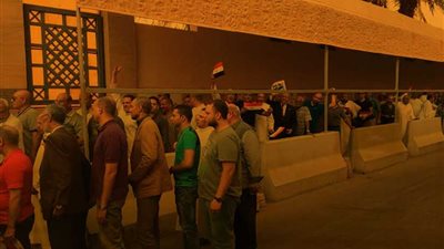 حشود الناخبين تسابق الزمن في الساعات الأخيرة