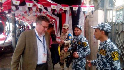 وفد أمريكي يصل لجنة الجامعة العمالية لتفقد سير الانتخابات