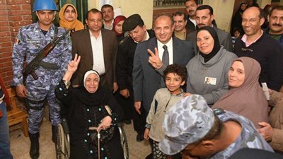 سيدة مسنة تقدم الشكر لمحافظ الإسكندرية لمساعدتها على الإدلاء بصوتها