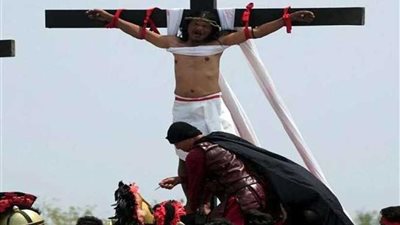 32 عاما يجسد معاناة المسيح دون شعور بالألم!