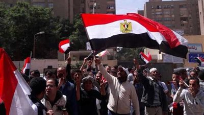 بالصور.. مسيرة حاشدة بالأعلام إلى اللجان بالتجمع الأول