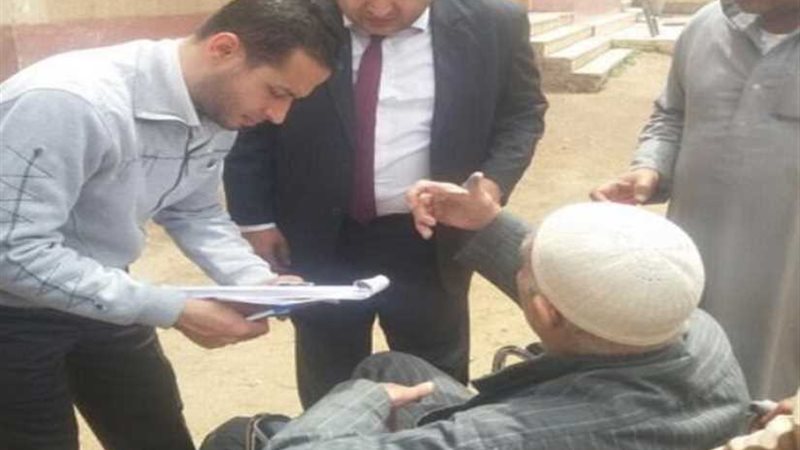 قاضٍ يساعد مواطنًا