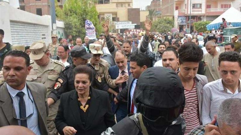 محافظ البحيرة تشيد