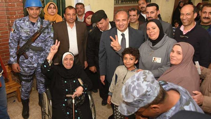 سيدة مسنة تقدم الشكر