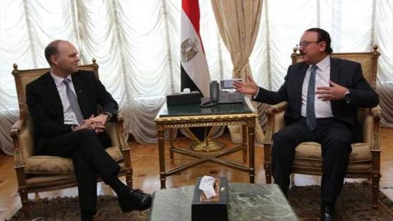 وزير الاتصالات يبحث