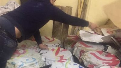 ضبط 800 كيلو فسيخ فاسد بمخزن بالعجمي