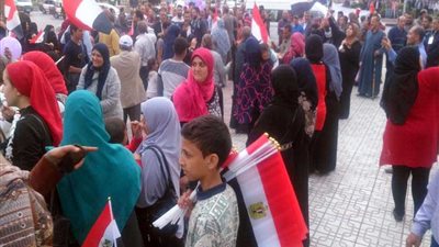 بدء توافد الأهالي على ميدان المنصورة احتفالا بفوز السيسي