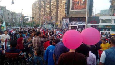 توافد المواطنين على ميدان روكسي احتفالا بفوز السيسي