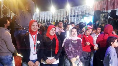 الأعلام ترفرف في ميدان 