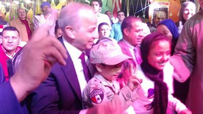 محافظ القليوبية يشارك المواطنين احتفالهم بفوز الرئيس (صور)
