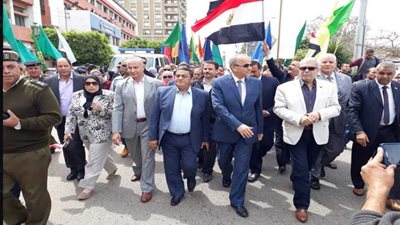 محافظ القليوبية يقود مسيرة احتفالا بفوز الرئيس السيسي