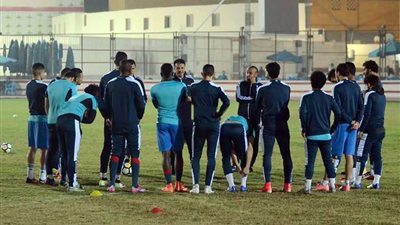 جلسة بين الجهاز الفني ولاعبي الزمالك قبل المران اليوم