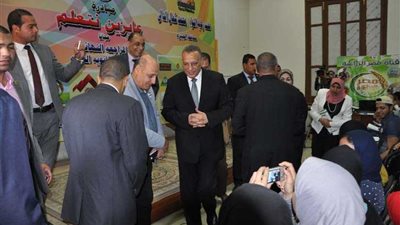 محافظ الجيزة يشارك طلاب الثانوية العامة حصة للغة الإنجليزية