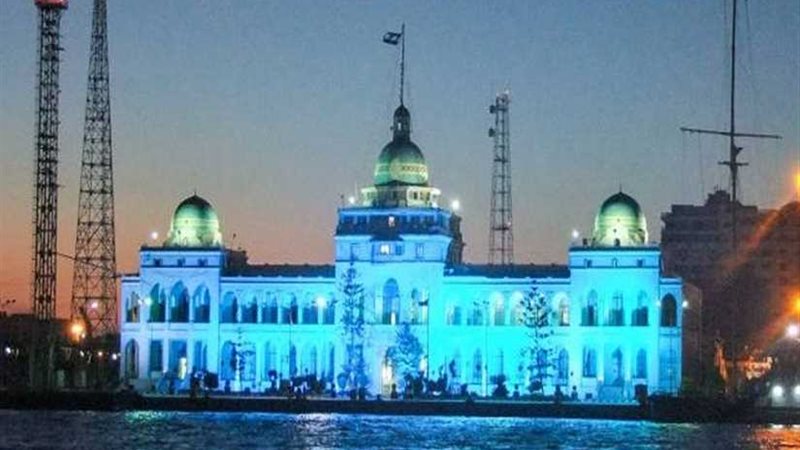 قناة السويس تنير