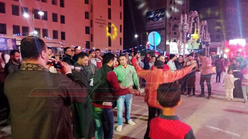 الآلاف يحتشدون باستاد